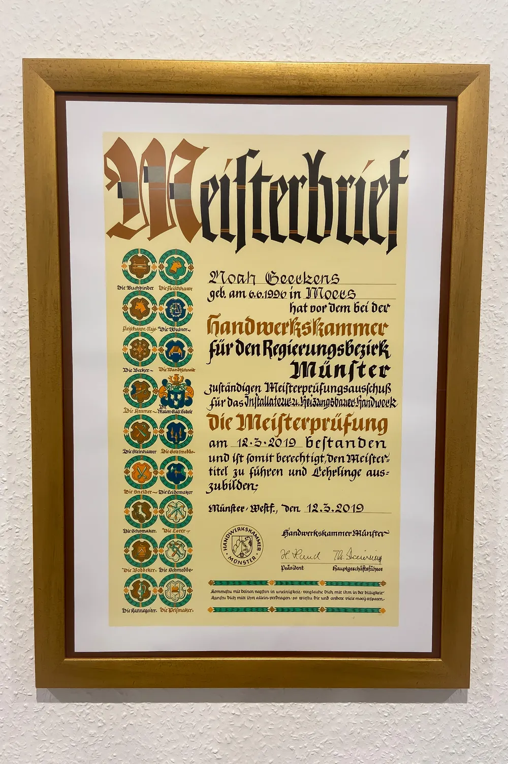 Noahs Meisterbrief der Handwerkskammer Münster, gerahmt an der Wand